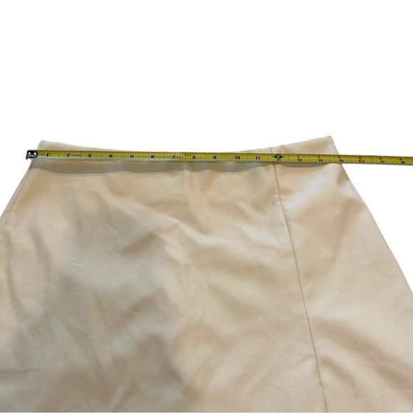 TCEC Cream Faux Leather Mini Skirt With Side Slit - Picture 7 of 9